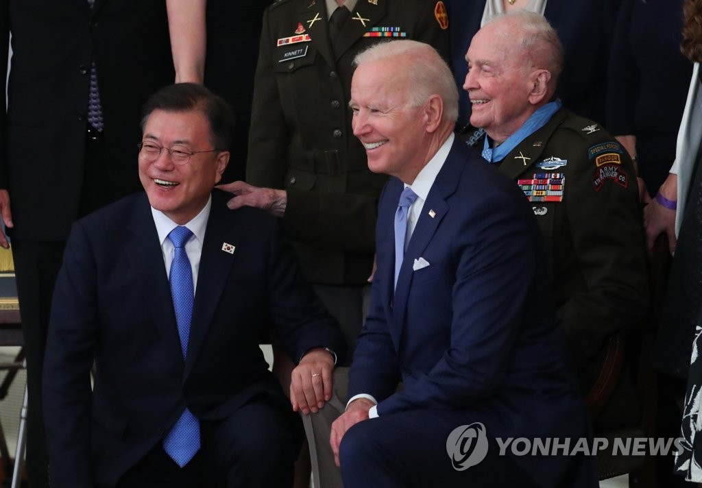 문 대통령, 훈장수여 가족과 기념촬영