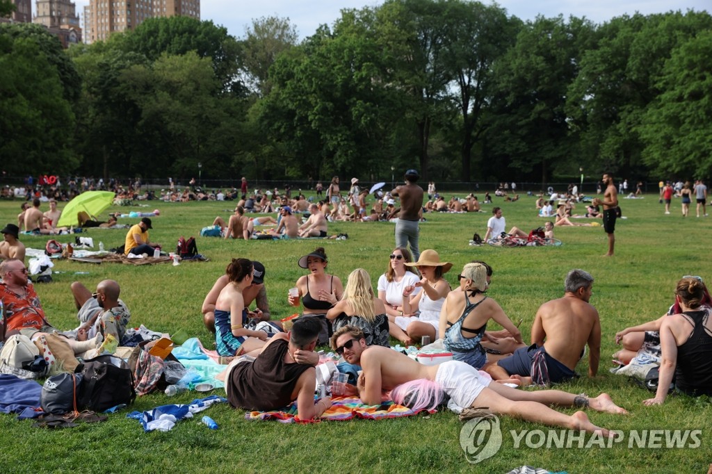'노 마스크'로 공원에서 햇살 즐기는 뉴욕 시민들