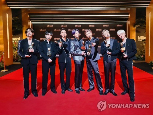 La foto de archivo, capturada de imágenes de la cuenta oficial de Twitter del grupo masculino de K-pop BTS, muestra a sus miembros posando para una foto, el 24 de mayo de 2021, en Seúl, mientras participan, virtualmente, en la ceremonia de los Premios de Música de Billboard 2021. (Prohibida su reventa y archivo)