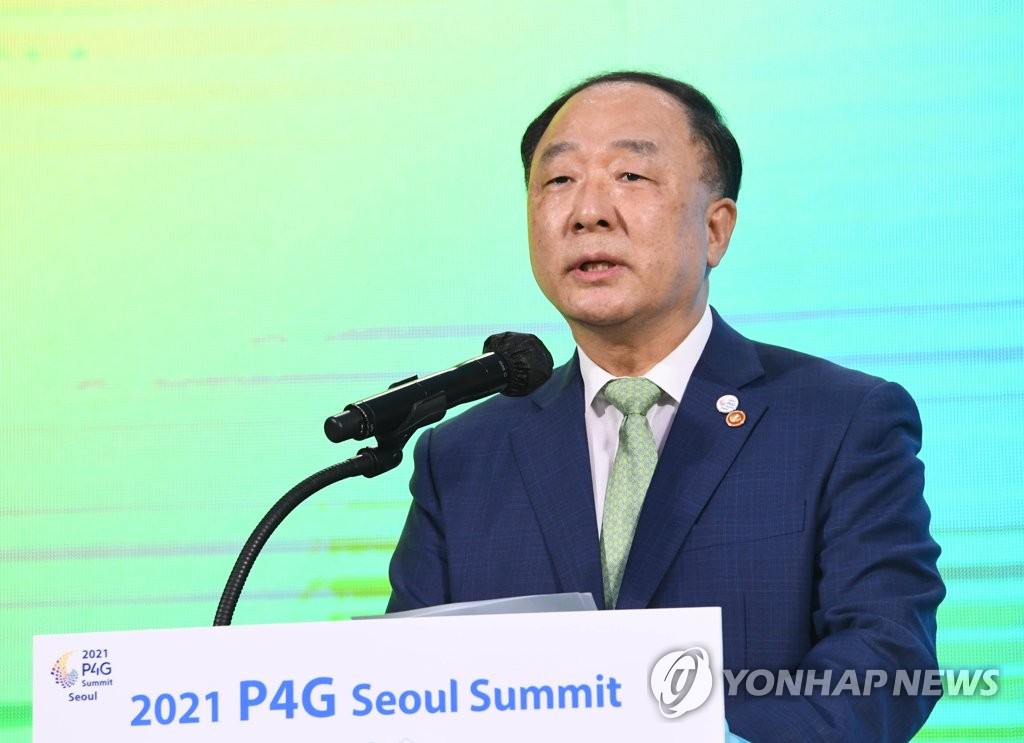 Finance Minister Hong Nam-ki speaks during a special session of the Partnering for Green Growth and the Global Goals 2030 (P4G) Seoul Summit at Dongdaemun Design Plaza in Seoul on May 25, 2021, in this photo provided by the Ministry of Economy and Finance. The summit will be held at the same place from May 30-31. (PHOTO NOT FOR SALE) (Yonhap)