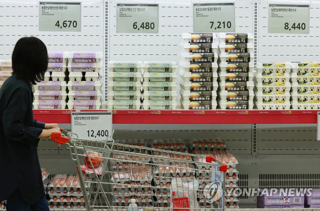 A citizen shops for groceries at a discount store in Seoul on June 2, 2021. (Yonhap)