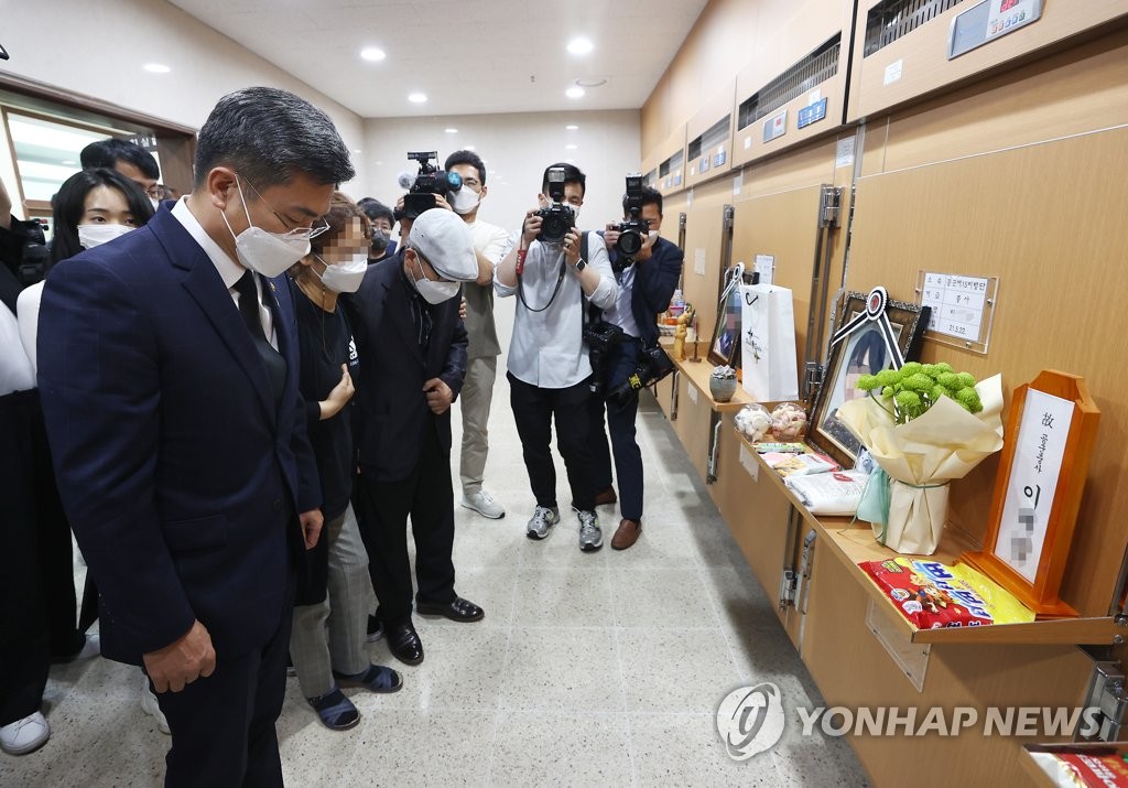 Defense Minister Suh Wook (front) bows in front of the portrait of an Air Force officer who died in an apparent suicide following alleged harassment by a colleague during his visit to a military hospital in Seongnam, south of Seoul, where the victim's body is laid, on June 2, 2021. (Yonhap) 
