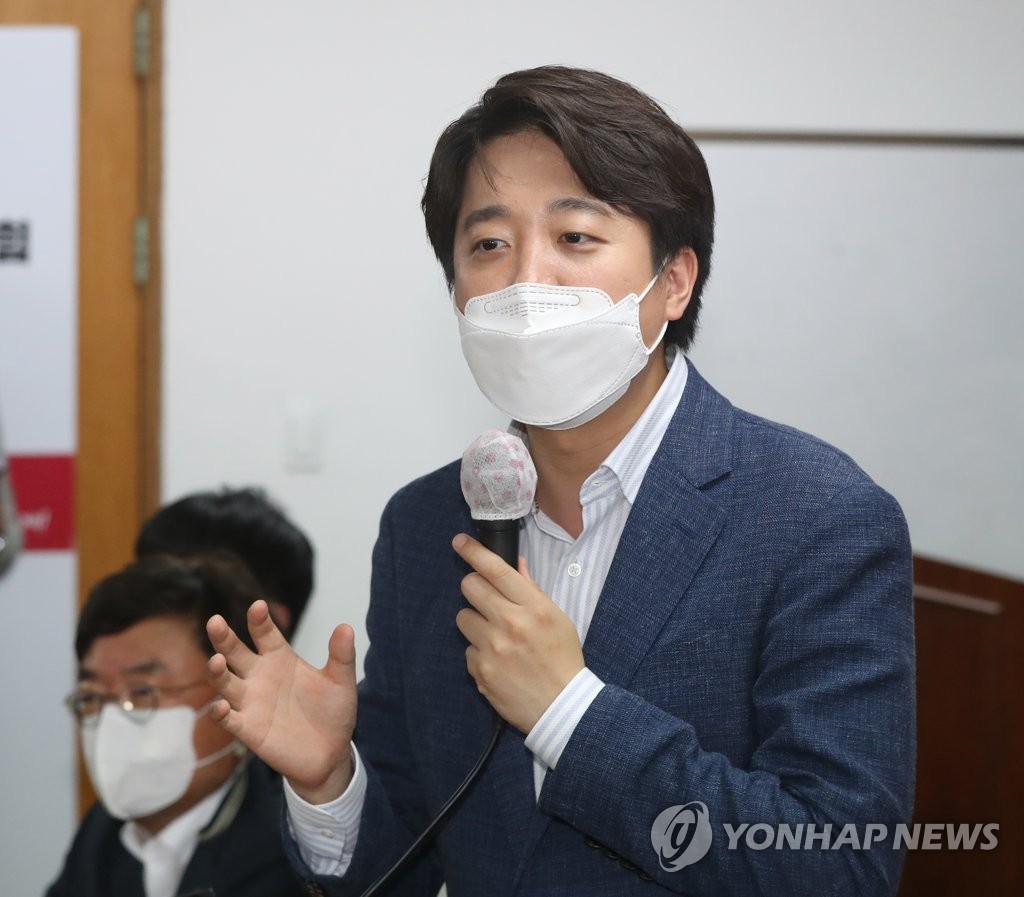 Lee Jun-seok, who is running in the main opposition People Power Party's leadership election, speaks during a meeting with party members in the southeastern city of Ulsan on June 6, 2021. The election is slated for June 11. (Yonhap)
