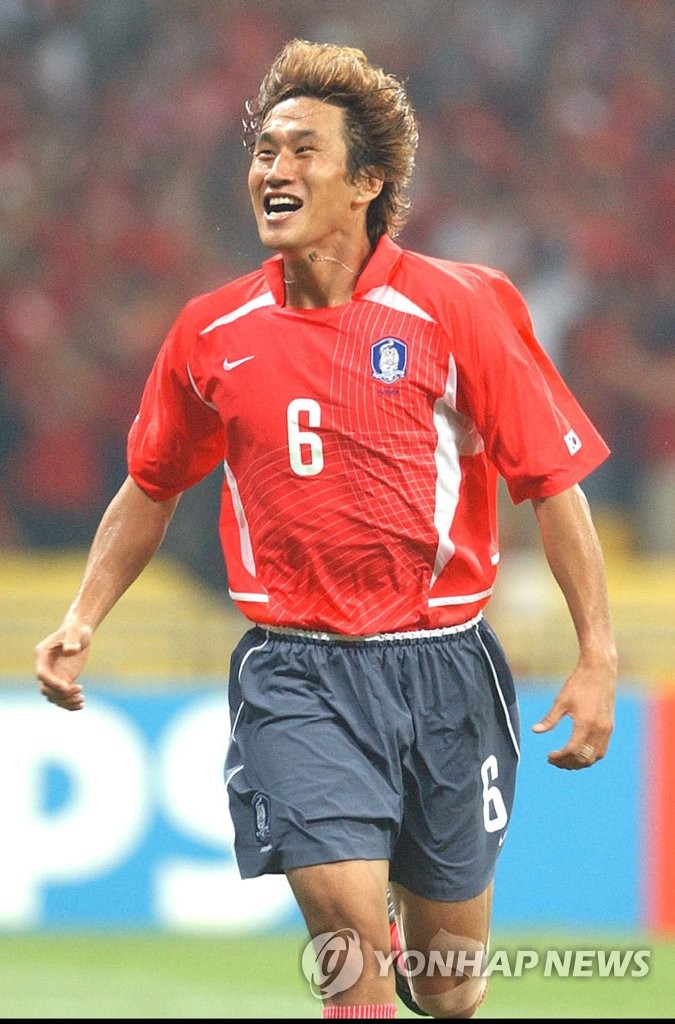 Yoo Sang-chul, héro de l'équipe nationale de football à la Coupe du monde 2002, est décédé le lundi 7 juin 2021, à l'âge de 49 ans à cause d'un cancer. Ci-dessus, Yoo lors du match contre la Pologne dans le groupe D de la Coupe du monde Corée-Japon le 4 juin 2002. (Photo d'archives) 