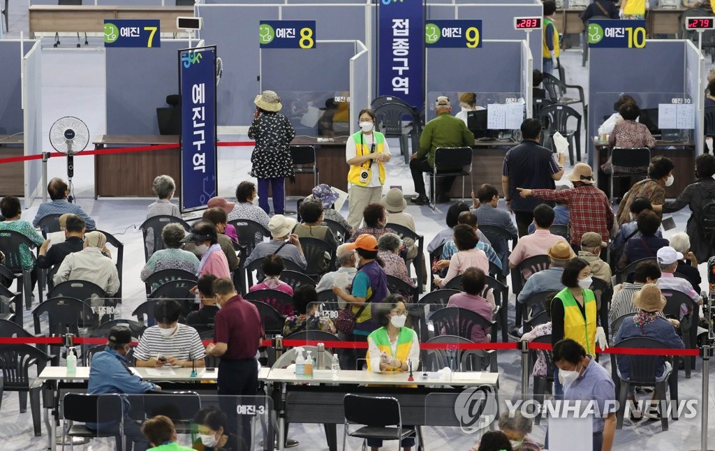 Citizens wait to receive COVID-19 vaccine shots at an inoculation center in Daegu on June 8, 2021. (Yonhap)
