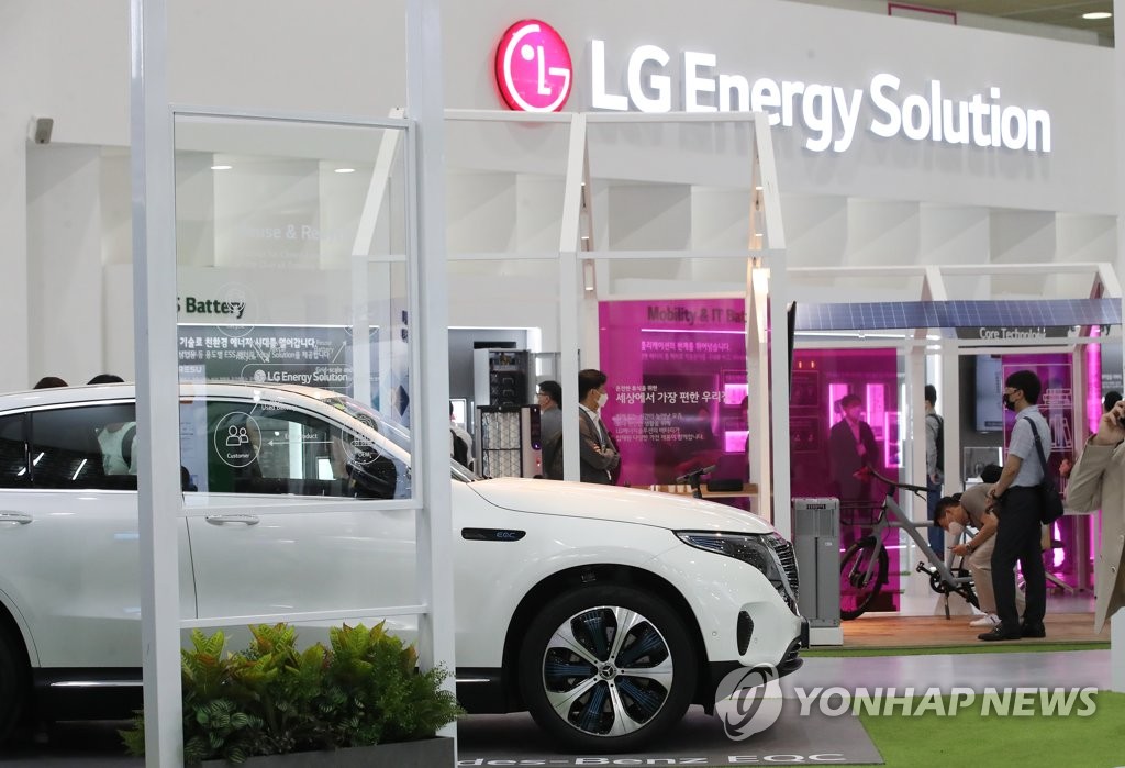 Visitors look around an LG Energy Solution booth at the InterBattery 2021 at COEX in Seoul on June 9, 2021. (Yonhap)