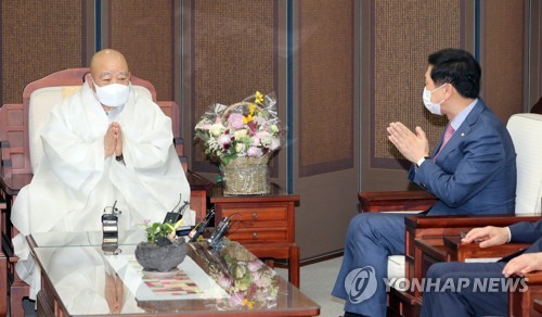 대화 중 합장하는 김기현 원내대표와 조계종 총무원장 원행 스님