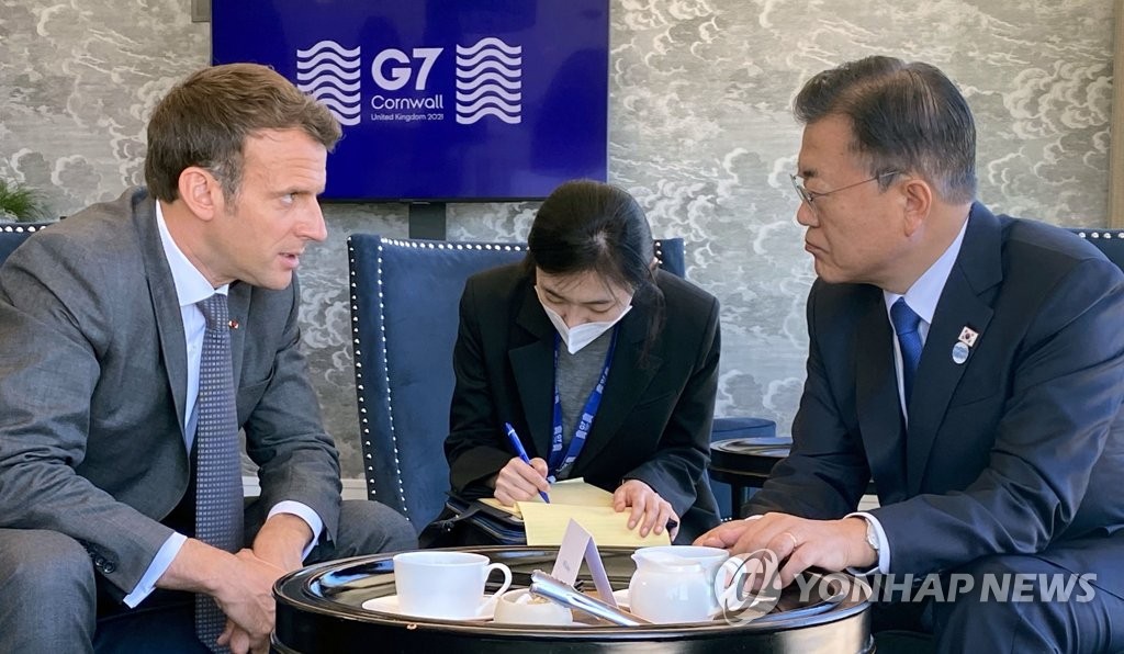 Moon, Macron discuss bilateral cooperation in cutting-edge technology industries