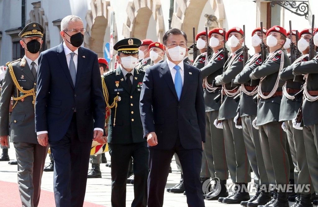 South Korean President Moon Jae-in (R) and his Austrian counterpart Alexander Van der Bellen inspect honor guards at the Hofburg Palace in Vienna on June 14, 2021. (Yonhap)