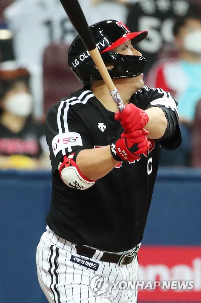 In this file photo from June 16, 2021, Kim Hyun-soo of the LG Twins watches his flyball to left field against the Kiwoom Heroes in the top of the sixth inning of a Korea Baseball Organization regular season game at Gocheok Sky Dome in Seoul. (Yonhap)