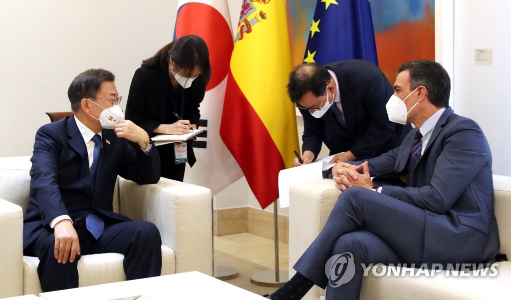 South Korean President Moon Jae-in (L) holds talks with Spanish Prime Minister Pedro Sanchez at his office in Madrid on June 16, 2021. (Yonhap)