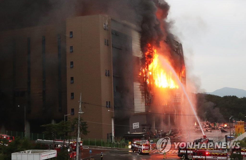 This photo shows Coupang Inc.'s distribution center in Icheon, about 80 kilometers south of Seoul, engulfed in fire on June 17, 2021. (Yonhap) 