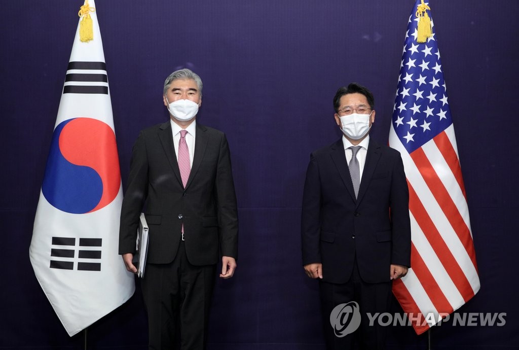 Noh Kyu-duk (R), South Korea's special representative for Korean Peninsula peace and security affairs, poses for a photo with Sung Kim, U.S. special envoy for North Korea, during their meeting at a Seoul hotel on June 21, 2021. (Pool photo) (Yonhap)