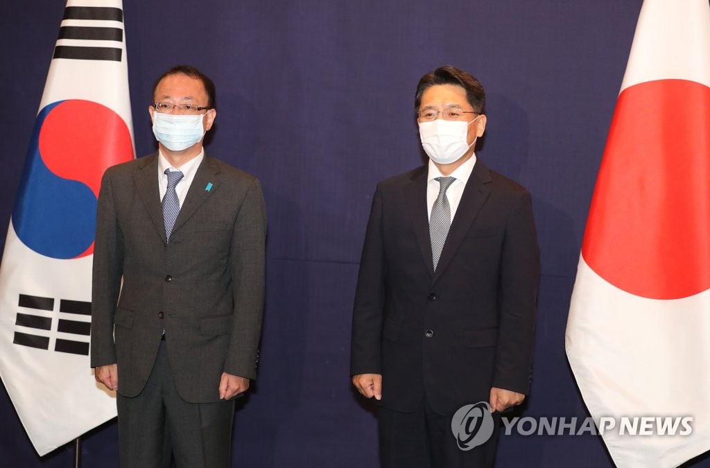 This file photo, taken on June 21, 2021, shows South Korea's chief nuclear envoy, Noh Kyu-duk (R), and his Japanese counterpart, Takehiro Funakoshi, posing before their talks in Seoul. (Yonhap)