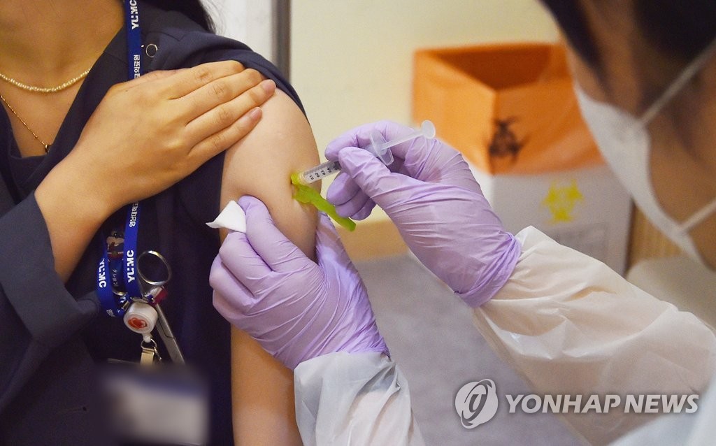 Une membre du personnel médical administre un vaccin contre le Covid-19 au centre médical universitaire de Yeungnam à Daegu, à 302 kilomètres au sud-est de Séoul, le 23 juin 2021.
