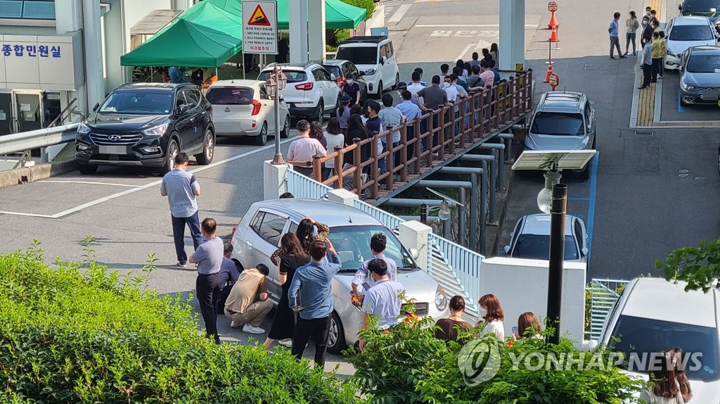 Employees of the Gangwon provincial government line up to take coronavirus tests on June 23, 2021. (Yonhap)