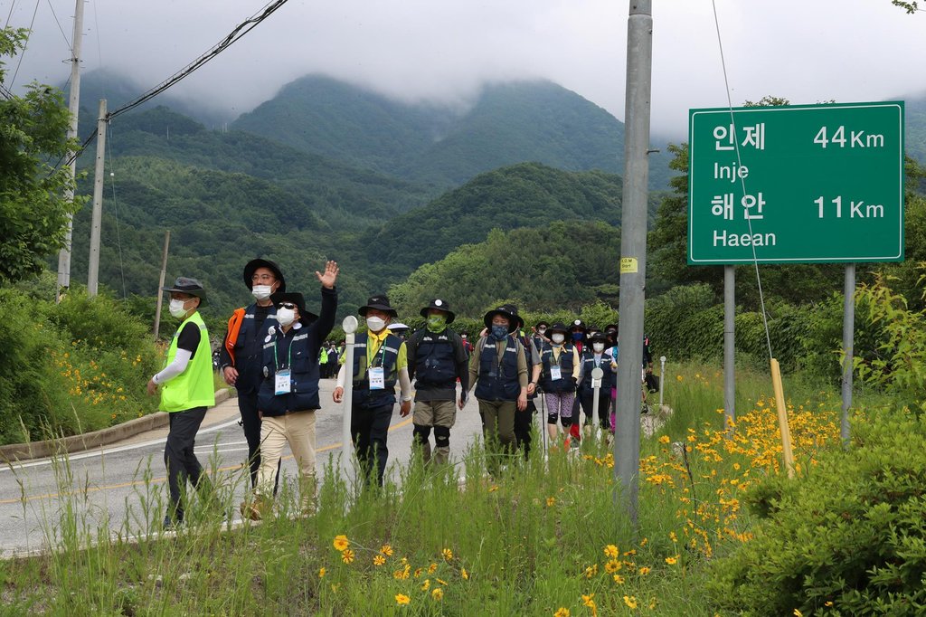 DMZ 평화의길을 걷는 참가자들