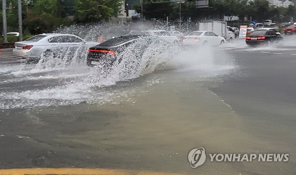 大雨で釜山の道路冠水 聯合ニュース