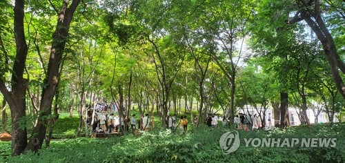 국채보상운동기념공원에 차려진 선별진료소
