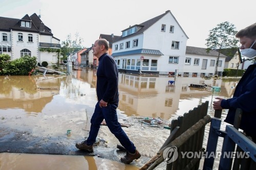 홍수 피해 현장 살펴보는 독일 재무장관