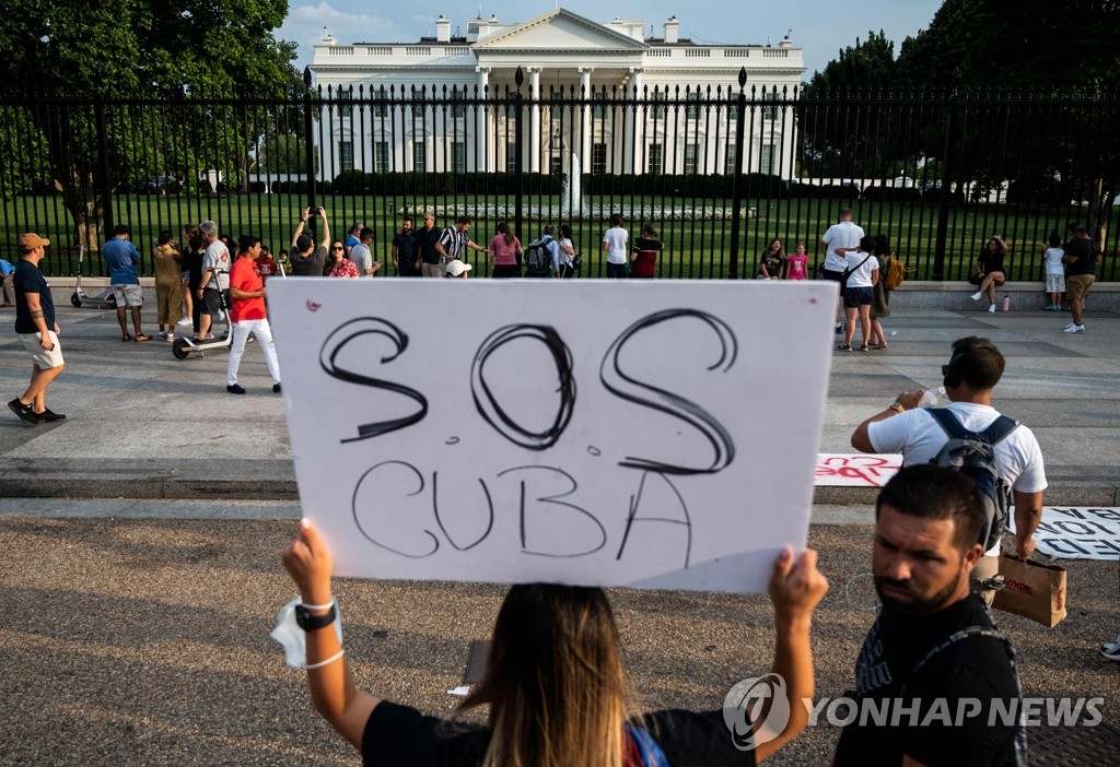 'SOS 쿠바'…미 백악관 앞 쿠바 반정부 시위 지지 집회