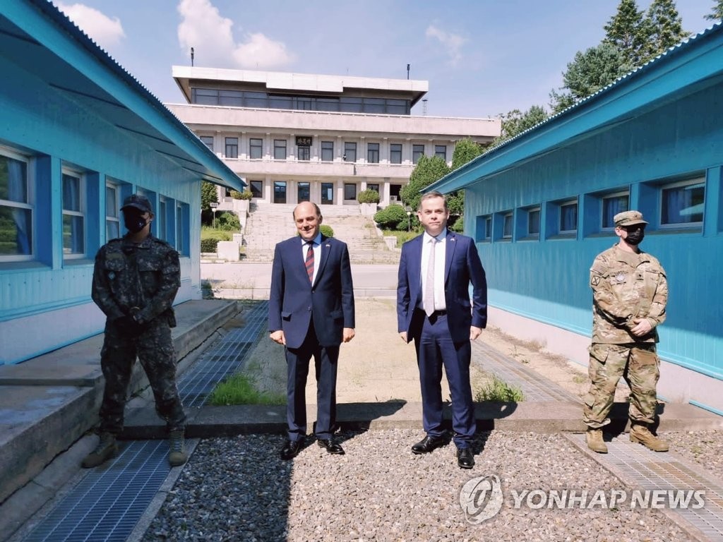 British Defense Secretary Ben Wallace (second from L) poses for a photo during a visit to the truce village of Panmunjom in the inter-Korean border on July 21, 2021, in this photo posted by the British Embassy in Seoul on its Twitter account. (PHOTO NOT FOR SALE) (Yonhap)