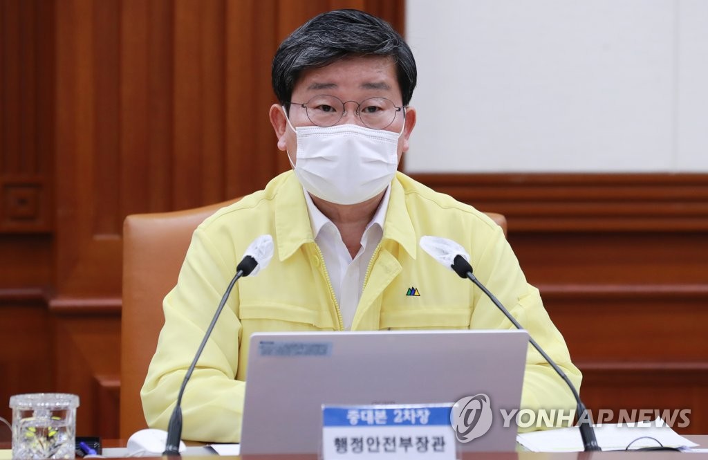 Le ministre de l'Intérieur et de la Sécurité Jeon Hae-cheol prend la parole le vendredi 23 juillet 2021 lors d'une réunion du QG central des catastrophes et contre-mesures de sécurité au complexe gouvernemental à Séoul. 