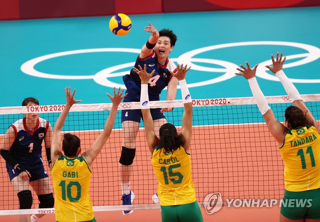 Kim Hee-jin of South Korea (C) hits a spike against Brazil during the teams' Pool A match of the Tokyo Olympic women's volleyball tournament at Ariake Arena in Tokyo on July 25, 2021. (Yonhap)