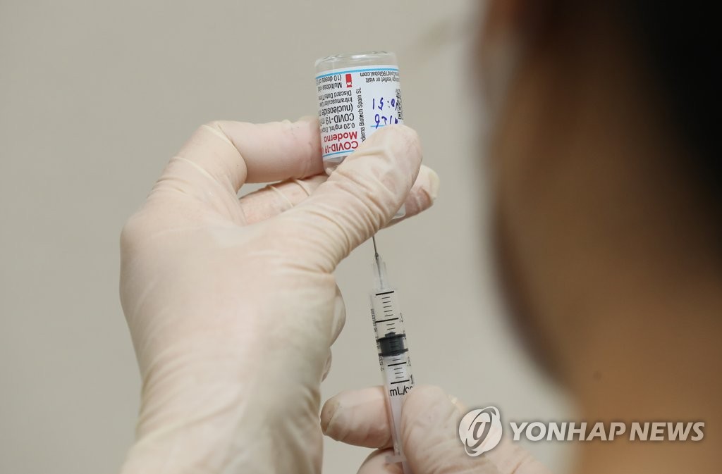 A health worker prepares to give a COVID-19 vaccine shot at a hospital in Gwangju on July 26, 2021. (Yonhap)