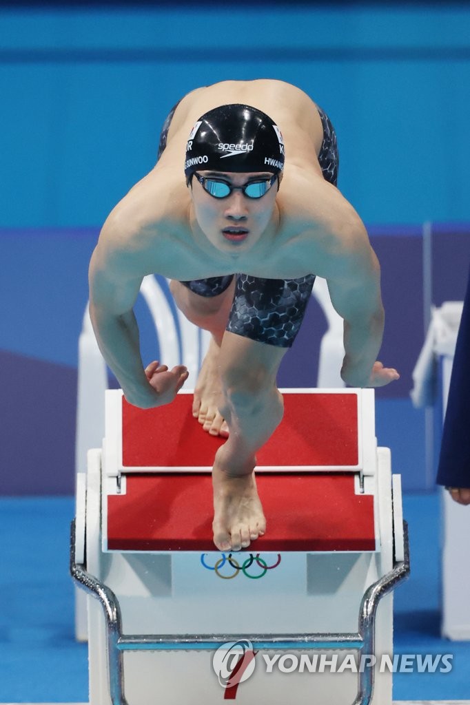 Hwang Sun-woo of South Korea jumps into the pool at the start of the men's 200m freestyle swimming final at the Tokyo Olympics at Tokyo Aquatics Centre in Tokyo on July 27, 2021. (Yonhap)