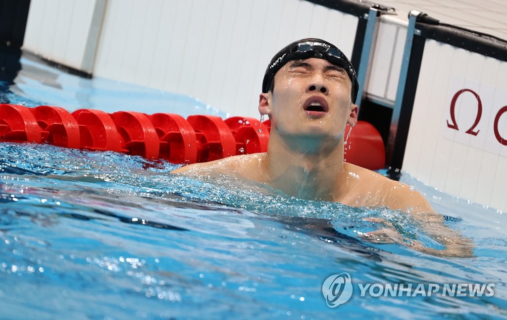 Hwang Sun-woo of South Korea reacts to his seventh-place finish among eight swimmers in the men's 200m freestyle swimming final at the Tokyo Olympics at Tokyo Aquatics Centre in Tokyo on July 27, 2021. (Yonhap)