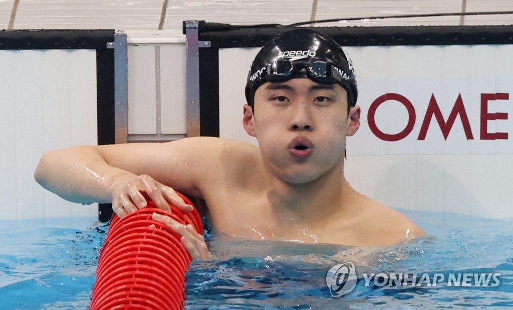 Hwang Sun-woo of South Korea checks his time after finishing seventh in the men's 200m freestyle swimming final at the Tokyo Olympics at Tokyo Aquatics Centre in Tokyo on July 27, 2021. (Yonhap)