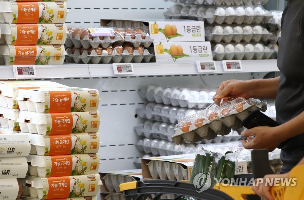 This file photo, taken July 27, 2021, shows a citizen shopping for a carton of eggs at a discount store in Seoul. (Yonhap)