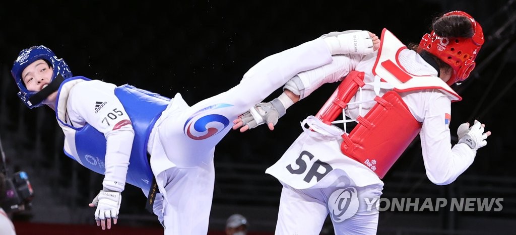 Lee Da-bin of South Korea (L) fights Milica Mandic of Serbia in the final of the women's +67kg taekwondo event at Makuhari Messe Hall A in Chiba, Japan, on July 27, 2021. (Yonhap)