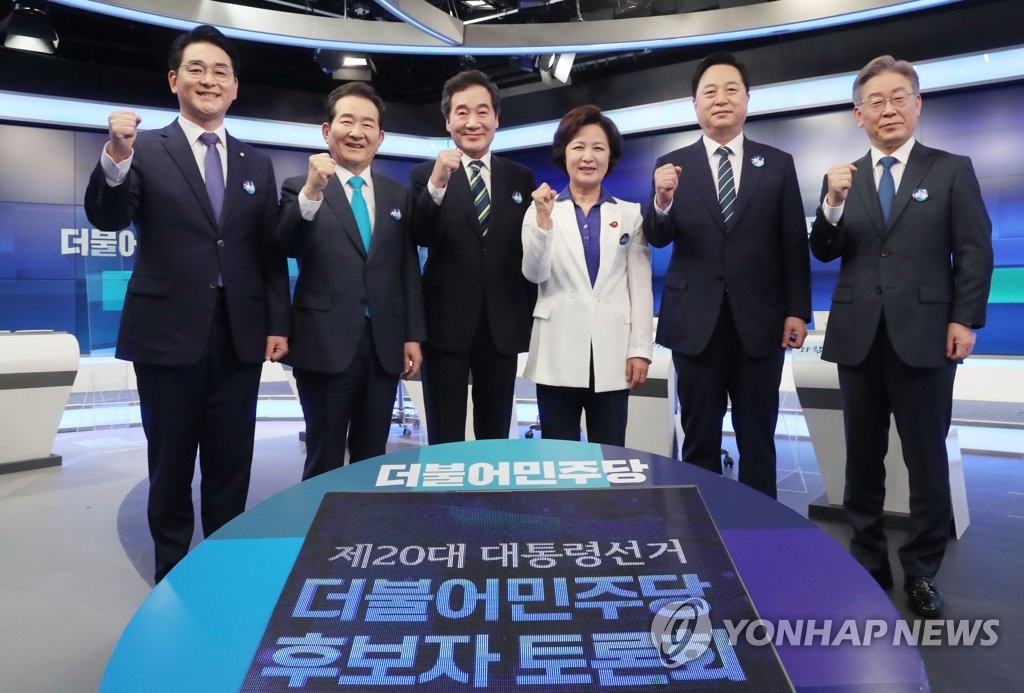 Presidential aspirants of the ruling Democratic Party pose prior to their debate on local cable channels Yonhap News Television and MBN on July 28, 2021. From left are Rep. Park Yong-jin, former Prime Minister Chung Sye-kyun, former party chief Lee Nak-yon, former Justice Minister Choo Mi-ae, Rep. Kim Doo-gwan and Gyeonggi Gov. Lee Jae-myung. (Pool photo) (Yonhap)