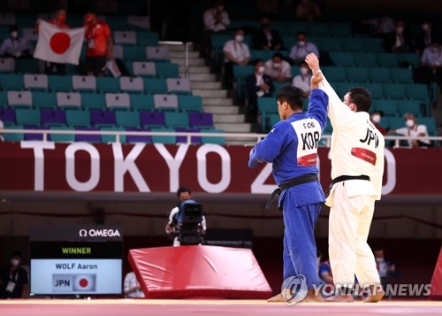Moon félicite le judoka Cho Gu-ham pour sa médaille d'argent