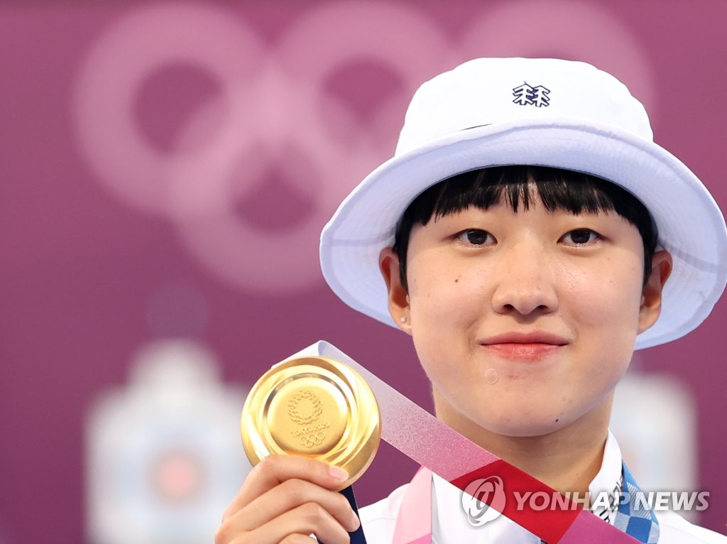In this file photo from July 30, 2021, An San of South Korea holds up her gold medal from the women's individual archery event at the Tokyo Olympics at Yumenoshima Park Archery Field in Tokyo. (Yonhap)