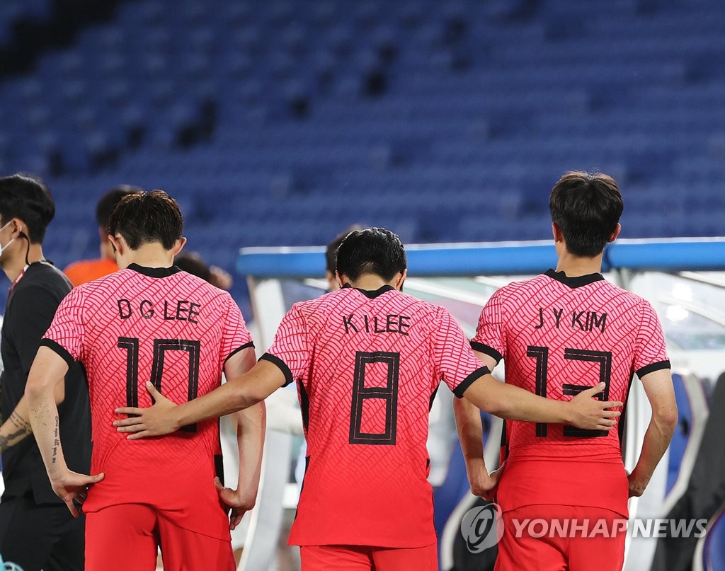 South Korean players Lee Dong-gyeong, Lee Kang-in and Kim Jin-ya (L to R) leave the field at International Stadium Yokohama in Yokohama, Japan, after losing to Mexico in the quarterfinals of the Tokyo Olympic men's football tournament on July 31, 2021. (Yonhap)