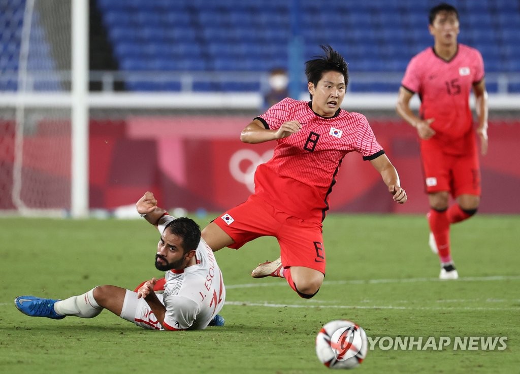 In this file photo from Aug. 1, 2021, Lee Kang-in of South Korea (R) gets tripped up by Jose Joaquin Esquivel of Mexico during the quarterfinals of the Tokyo Olympic men's football tournament at International Stadium Yokohama in Yokohama, Japan. (Yonhap)