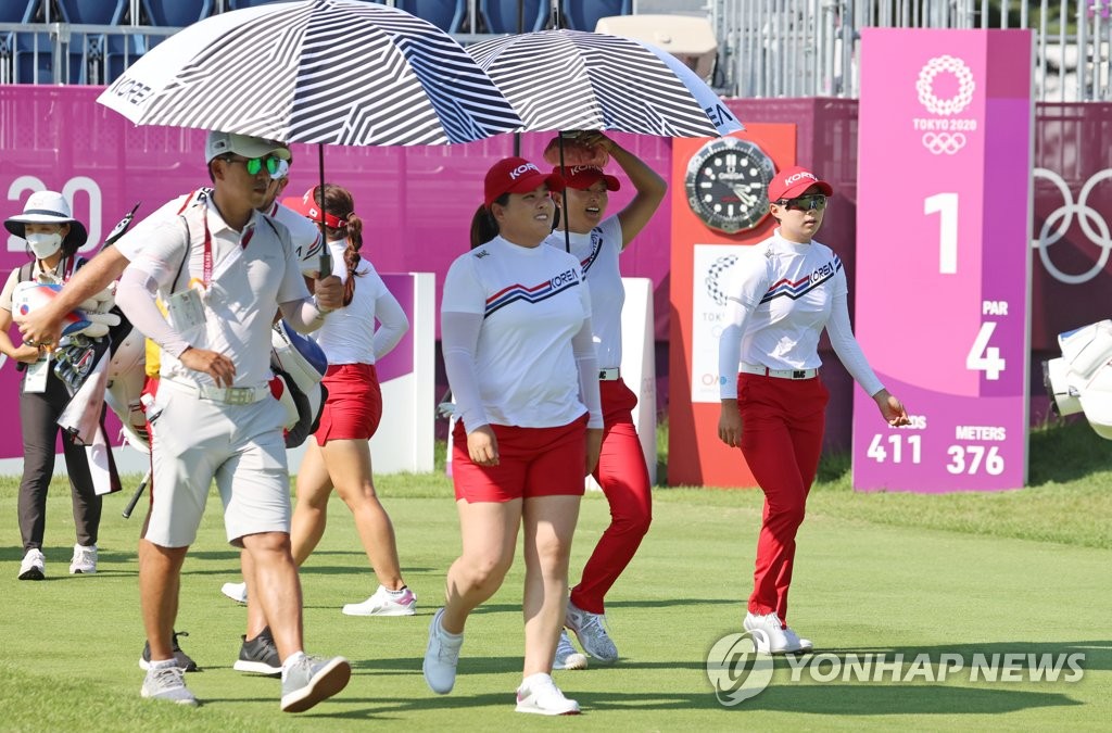 Park In-bee of South Korea (C) walks down the first fairway during her practice round at Kasumigaseki Country Club in Saitama, Japan, on Aug. 1, 2021, ahead of the Tokyo Olympic women's golf tournament. (Yonhap)