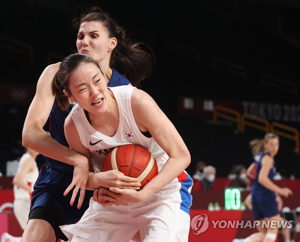 Park Hye-jin of South Korea protects the basketball against Serbia during the teams' Group A game in the Tokyo Olympic women's basketball tournament at Saitama Super Arena in Saitama, Japan, on Aug. 1, 2021. (Yonhap)