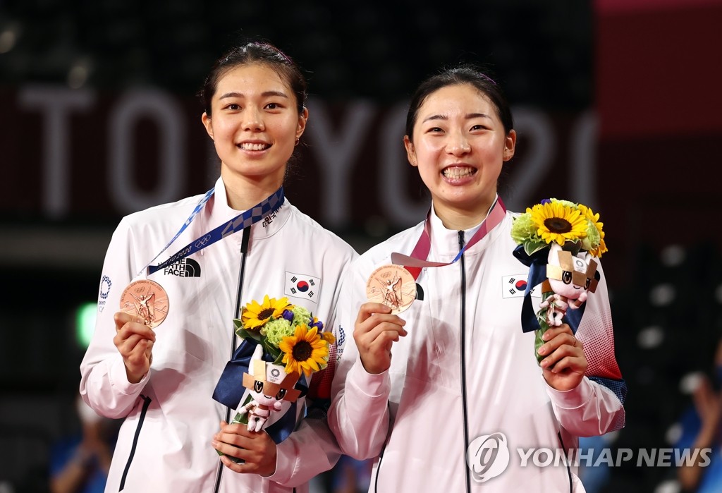 South Korean badminton players Kim So-yeong (L) and Kong Hee-yong pose with their bronze medal from the women's doubles at the Tokyo Olympics at Musashino Forest Plaza in Tokyo on Aug. 2, 2021. (Yonhap) 
