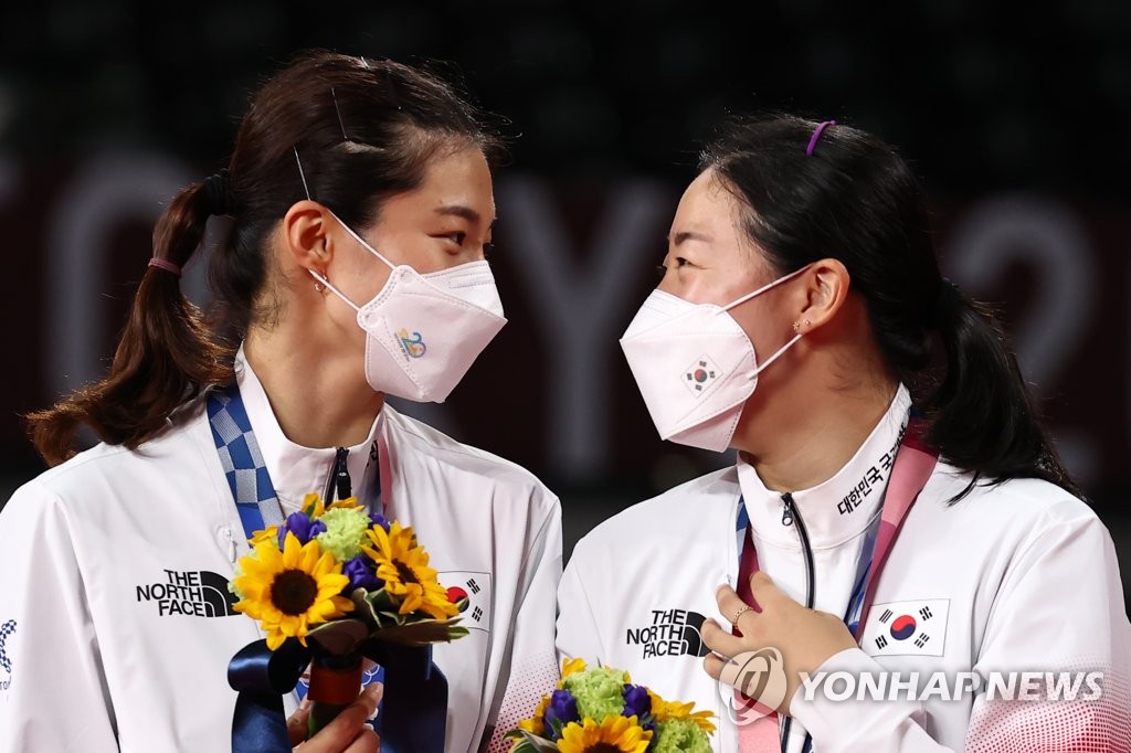 South Korean badminton players Kim So-yeong (L) and Kong Hee-yong smile during the medal ceremony after winning bronze medal in the women's doubles at the Tokyo Olympics at Musashino Forest Plaza in Tokyo on Aug. 2, 2021. (Yonhap) 