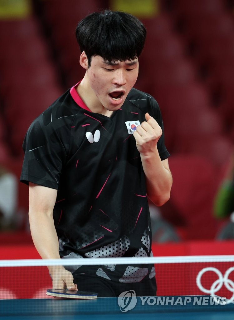 Jang Woo-jin of South Korea celebrates a point against Brazil during the quarterfinals of the men's table tennis team event at the Tokyo Olympics at Tokyo Metropolitan Gymnasium in Tokyo on Aug. 2, 2021. (Yonhap)