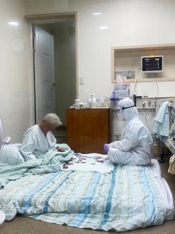 방호복 입고 할머니와 화투 사진 주인공은 삼육서울병원 간호사
