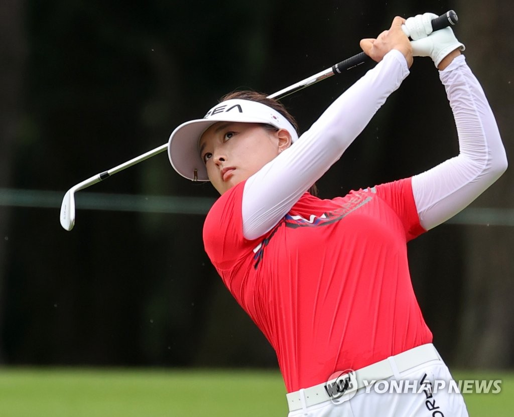 Ko Jin-young of South Korea watches her second shot at the second hole during the first round of the Tokyo Olympic women's golf tournament at Kasumigaseki Country Club in Saitama, Japan, on Aug. 4, 2021. (Yonhap)
