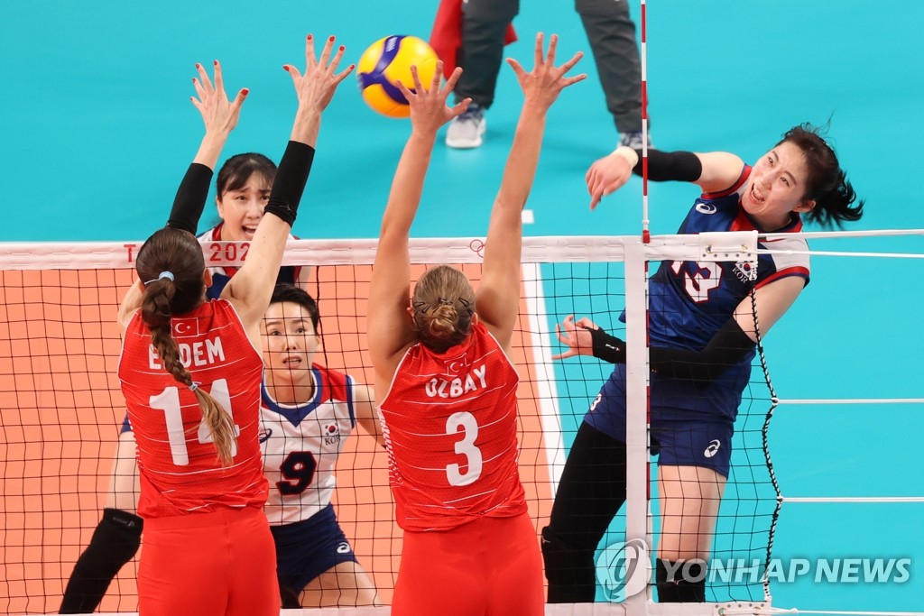Park Jeong-ah of South Korea (R) hits a spike against Turkey in the quarterfinals of the Tokyo Olympic women's volleyball tournament at Ariake Arena in Tokyo on Aug. 4, 2021. (Yonhap)