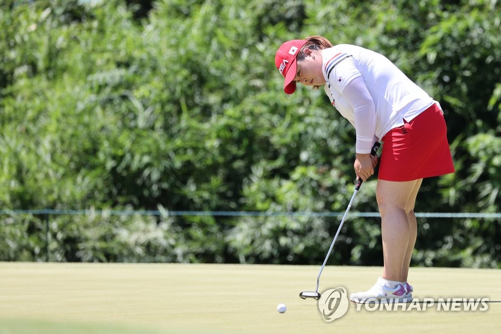 Park In-bee of South Korea putts on the third green during the second round of the Tokyo Olympic women's golf tournament at Kasumigaseki Country Club in Saitama, Japan, on Aug. 5, 2021. (Yonhap)