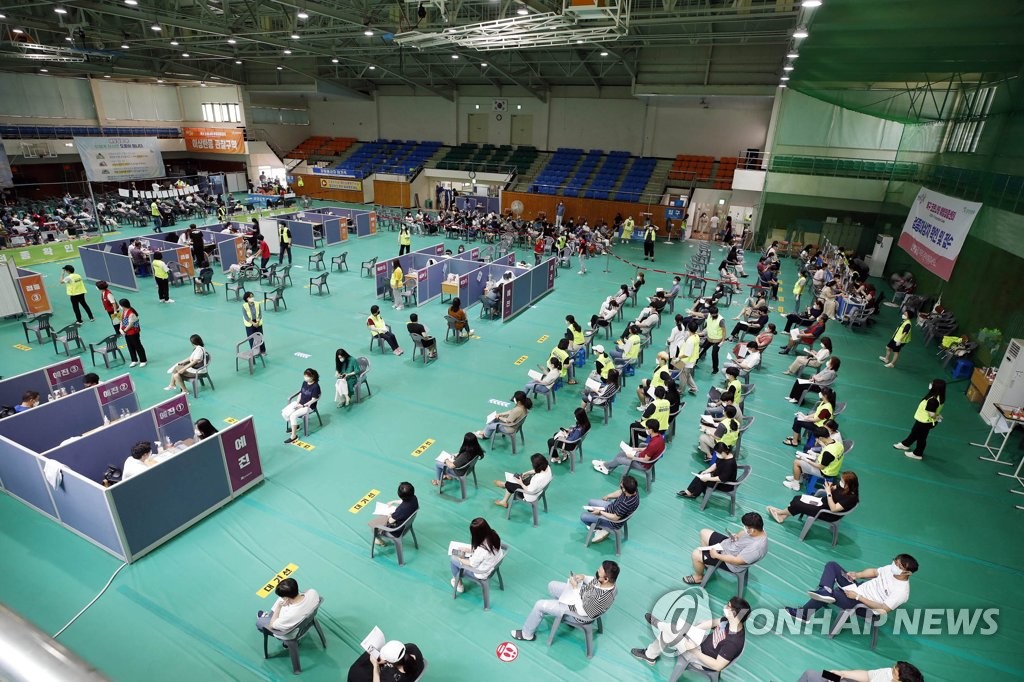 This photo taken on Aug. 5, 2021, and provided by the Gwangju provincial government shows people waiting to receive COVID-19 vaccines at a makeshift vaccination center in Gwangju, 330 kilometers south of Seoul. (PHOTO NOT FOR SALE) (Yonhap)