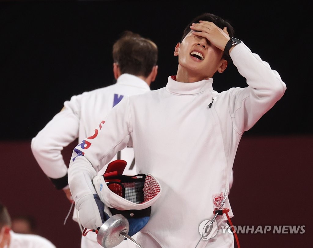 Jun Woong-tae of South Korea reacts to a loss during the fencing ranking round for the men's modern pentathlon at the Tokyo Olympics at Musashino Forest Sport Plaza in Tokyo on Aug. 5, 2021. (Yonhap)